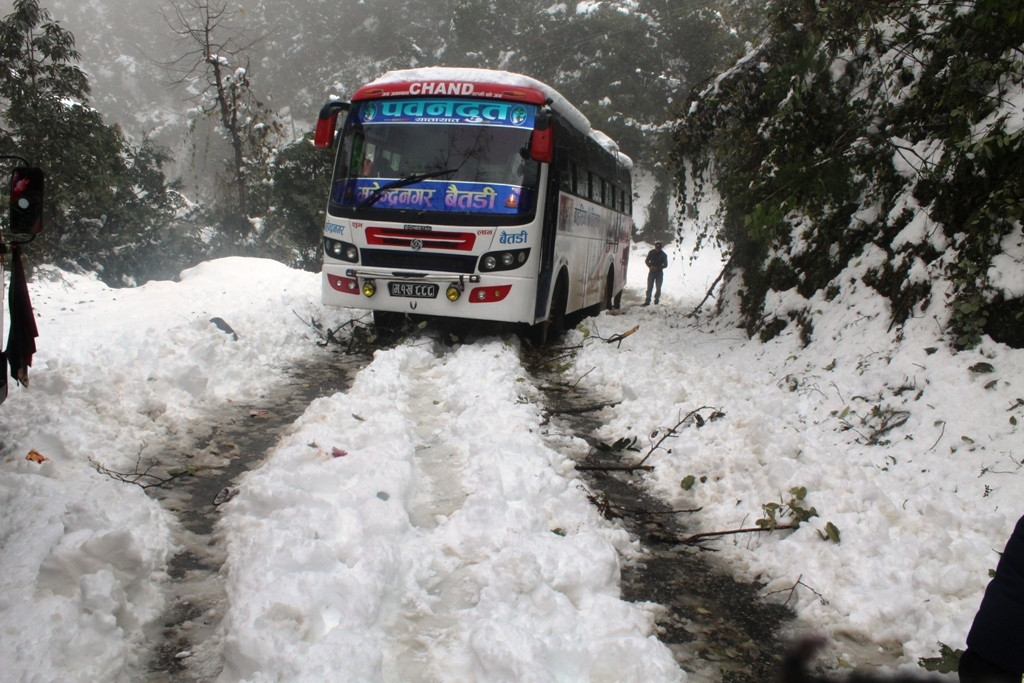 हिमपातले भीमदत्त राजमार्ग अवरुद्ध