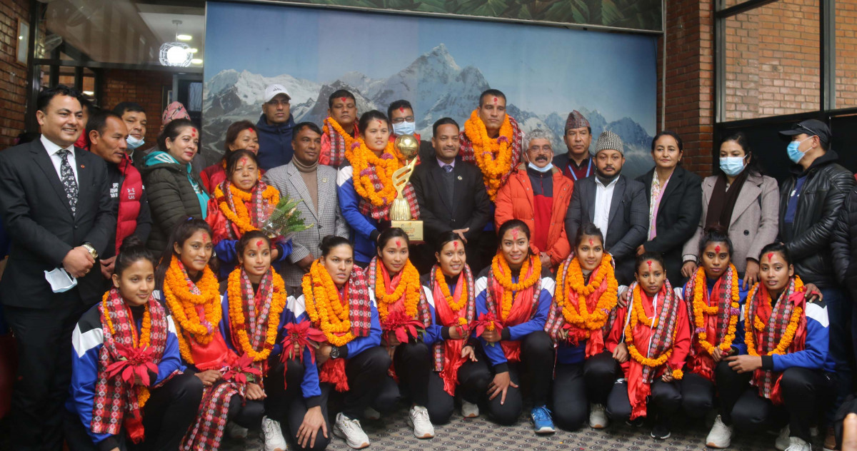 स्वर्ण विजेता महिला भालिबल टोली स्वदेश फिर्ता, विमानस्थलमा भव्य स्वागत