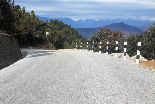 हिमपातले जाेखिम बढाएकाे भन्दै  मध्यपहाडी राजमार्गमा सवारी सञ्चालन गर्न राेक