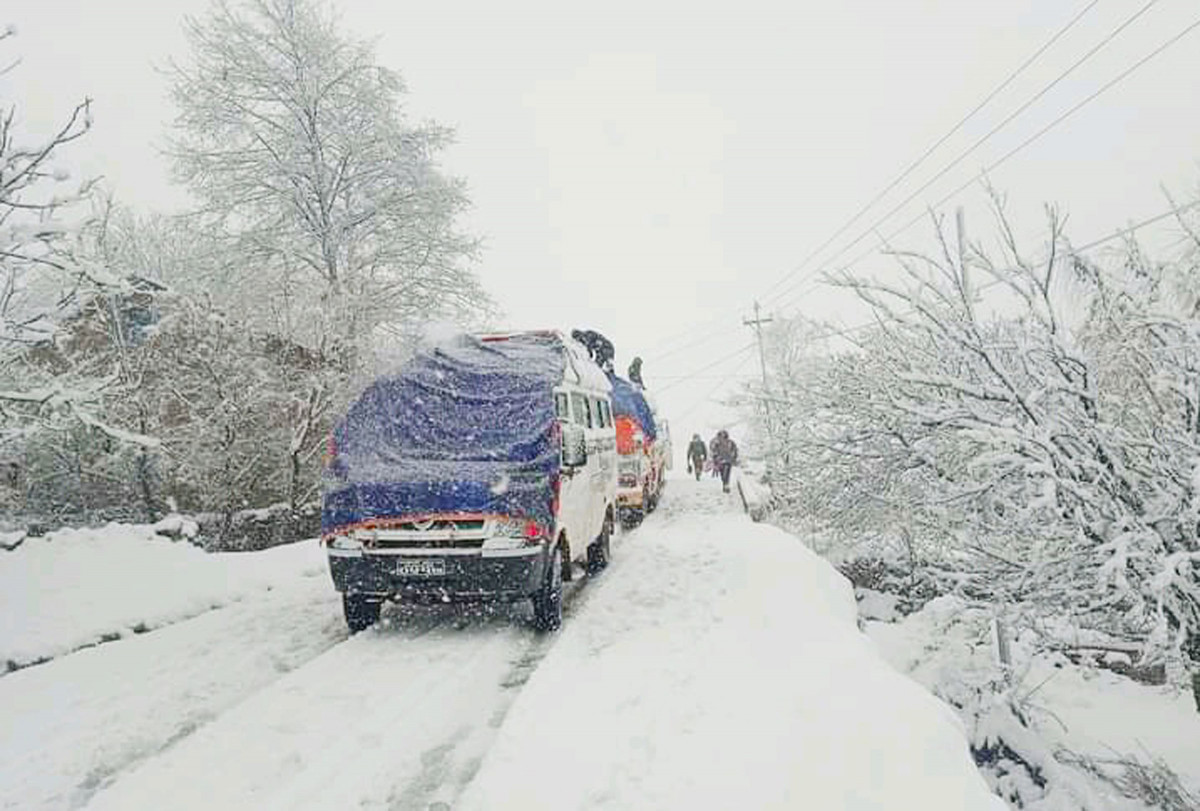 बाक्लाे हिमपातपछि त्रिभुवन राजपथमा यातायात अवरुद्ध