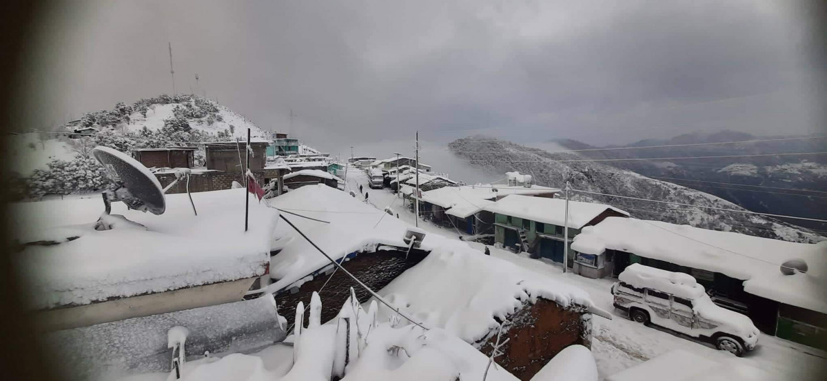 सुदूरपश्चिममा भारी हिमपात, राजमार्ग अवरुद्ध हुँदा सयाैं सवारी अलपत्र