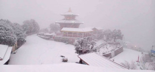 काठमाडाैं उपत्यका आसपासमा हिमपात, चन्द्रागिरीमा हिउँ खेल्नेकाे भीड (भिडियाे)