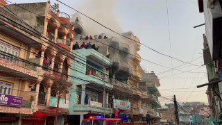 चप्पल गोदाममा आगलागी हुँदा निसास्सिएर पाँच जनाको मृत्यु