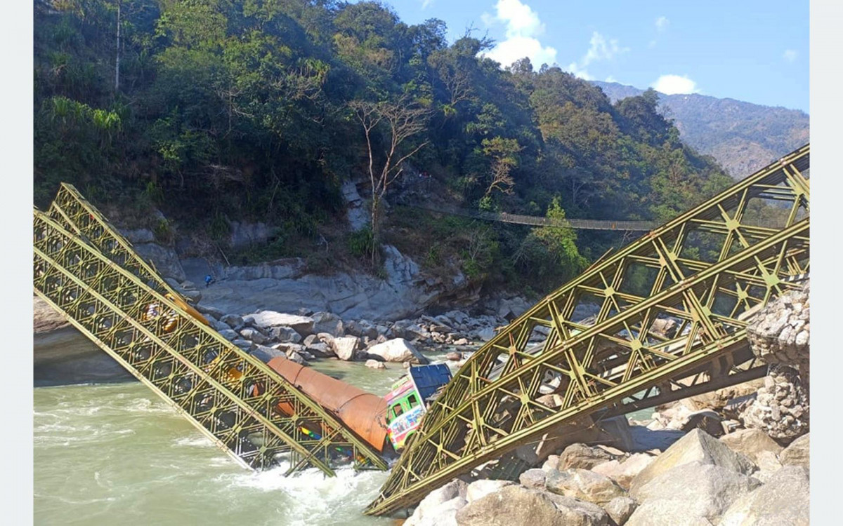 अरुण नदीको बेलिब्रिज भाँचियो, ३ ट्रक नदीमा खसे