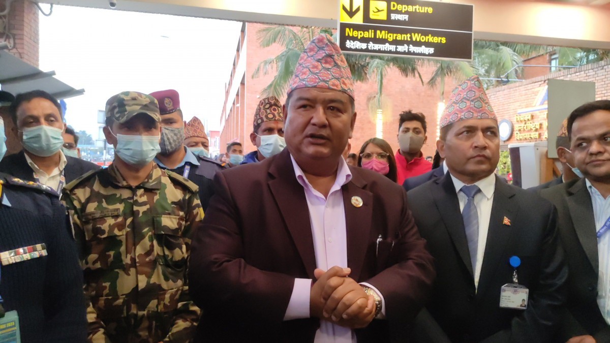 विमानस्थलमा राखिएको श्रम डेस्क हट्यो, श्रमिकले छुट्टै लाइन बस्नु नपर्ने 