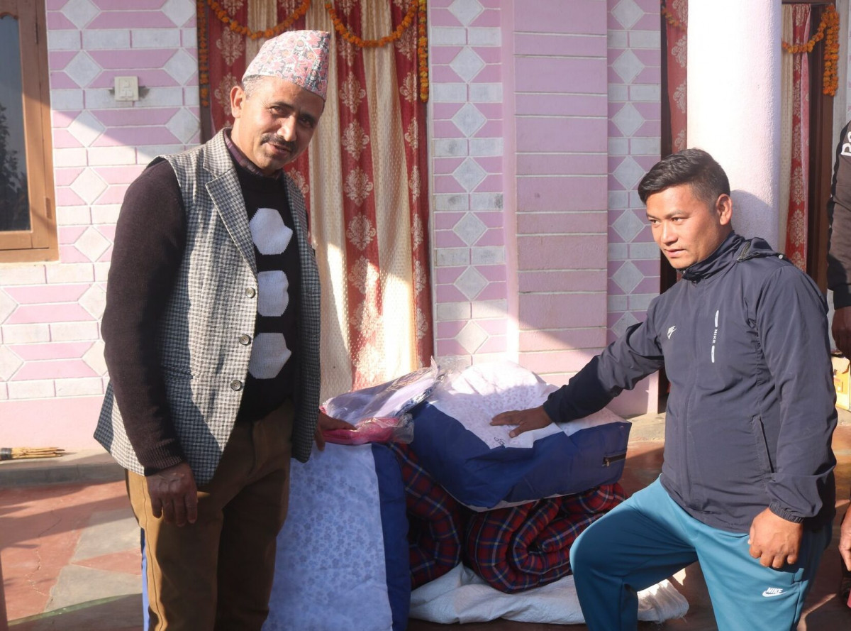 आगलागी पीडितलाई भीमसेन थापा गाउँपालिकाद्वारा राहत वितरण