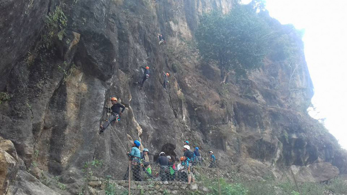 बन्दीपुरकाे चट्टान आरोहण पर्यटककाे राेजाइमा