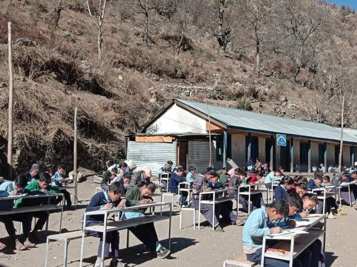 चिसाे बढेपछि घाममा बसेर परीक्षा दिँदै हुम्लाका  विद्यार्थी