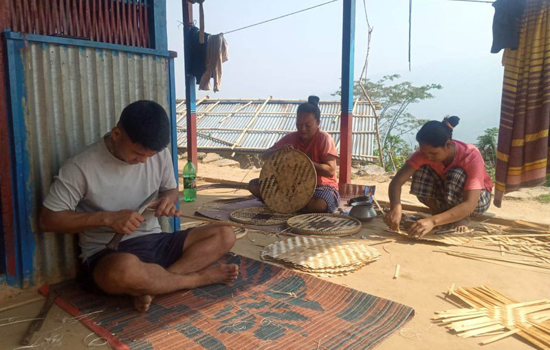 बाँसको नाङ्लो बुनेर मनग्य आम्दानी गर्दै होम्ताङका स्थानीय