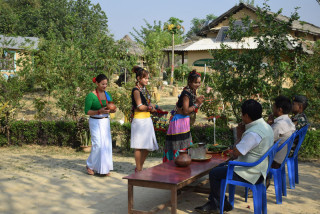 पाहुनालाई स्थानीय घोंगीका परिकार