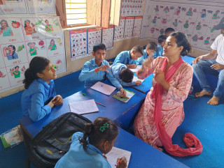 शिक्षिका गौतम बहिरा विद्यार्थीको भविष्य कोर्दै