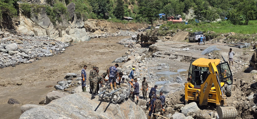 हेवाको पुल बगेपछि ताप्लेजुङमा सामान ढुवानीमा कठिनाइ