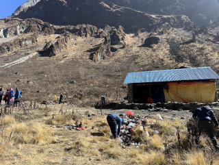 अन्नपूर्ण आधार शिविर तथा  पदमार्गमा सरसफाइ
