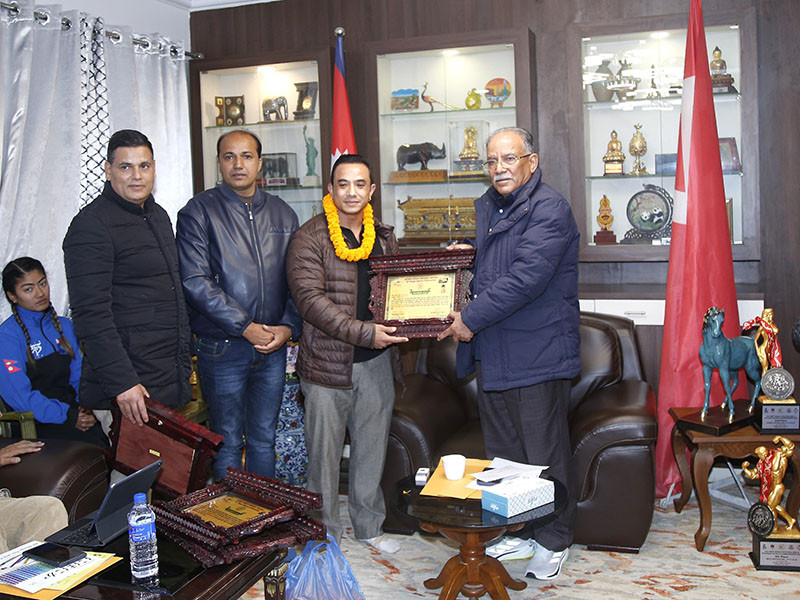 अध्यक्ष प्रचण्डद्वारा बडीविल्डिङ च्याम्पियनसिपका रजत पदक प्राप्त खेलाडीलाई सम्मान
