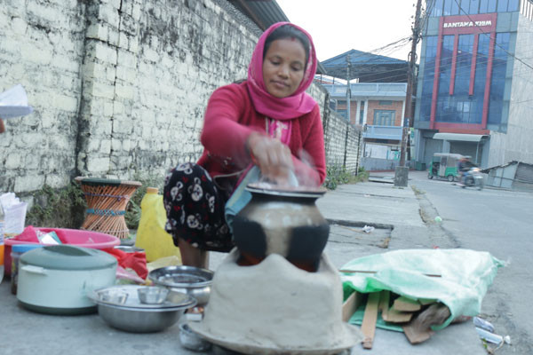 भक्का बेचेर खर्च जुटाउदै महिला
