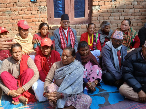 अध्यक्ष प्रचण्ड - सहिद परिवारसँग