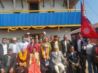 माओवादी केन्द्रका अध्यक्ष प्रचण्ड - सहिद परिवारसँग भेटघाट