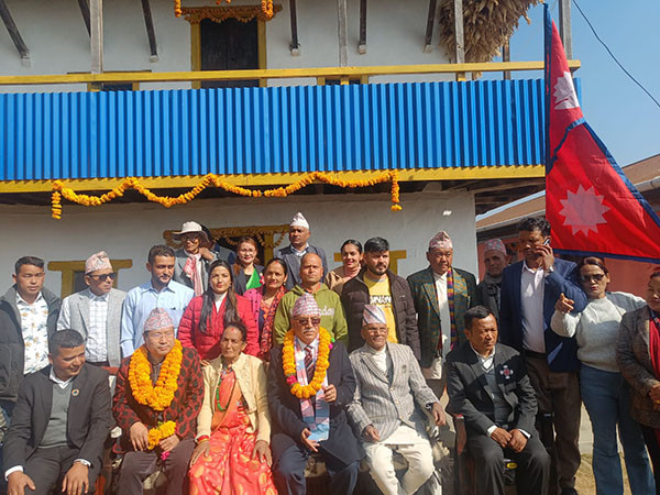 माओवादी केन्द्रका अध्यक्ष प्रचण्ड - सहिद परिवारसँग भेटघाट