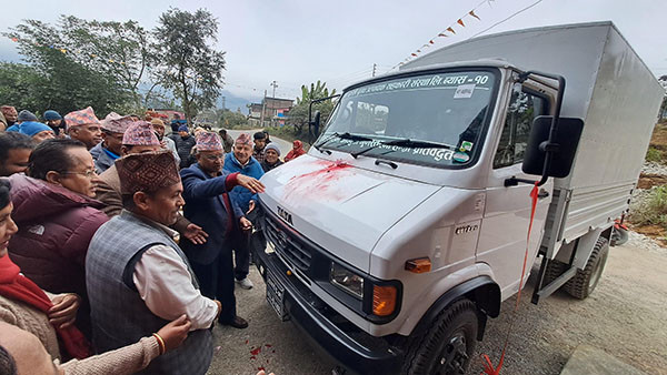 दुम्सीका पशुपालक किसानले अनुदान नपाएपछि दूध बेच्न किने ‘ट्रक’