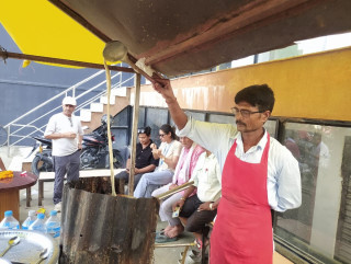 चिया बेचेरै मासिक रु एक लाख कमाउँछन् व्यापारी विनोद
