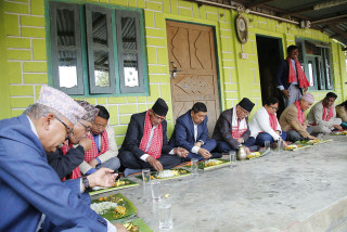 सहिद राजवंशीको घरमा खाना खाँदै माओवादी अध्यक्षसहितका नेताहरू