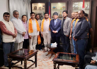 महोत्तरी सम्सी गाउँपालिकाबाट एमाले परित्याग गरी माओवादी केन्द्रमा प्रवेश – अध्यक्ष प्रचण्डद्वारा स्वागत