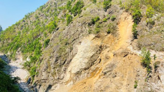 सडकको चट्टान फोर्न ‘केमिकल’ प्रयोग