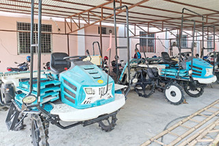 धान रोप्ने उपकरण ‘राइस ट्रान्सप्लान्टर’ प्रदान