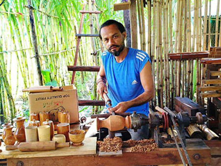 युट्युबबाट सिकेर काष्ठकलाको कर्ममा