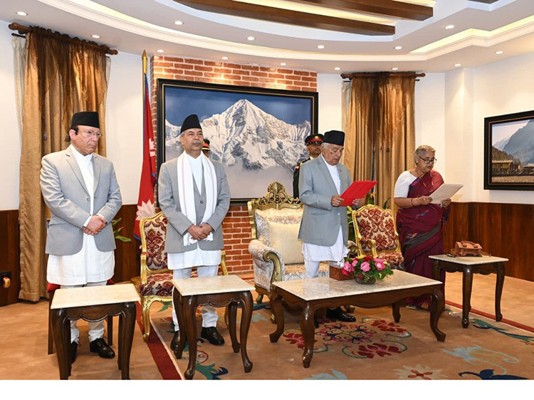 राष्ट्रपति समक्ष नवनियुक्त प्रधानमन्त्री कार्कीको शपथ