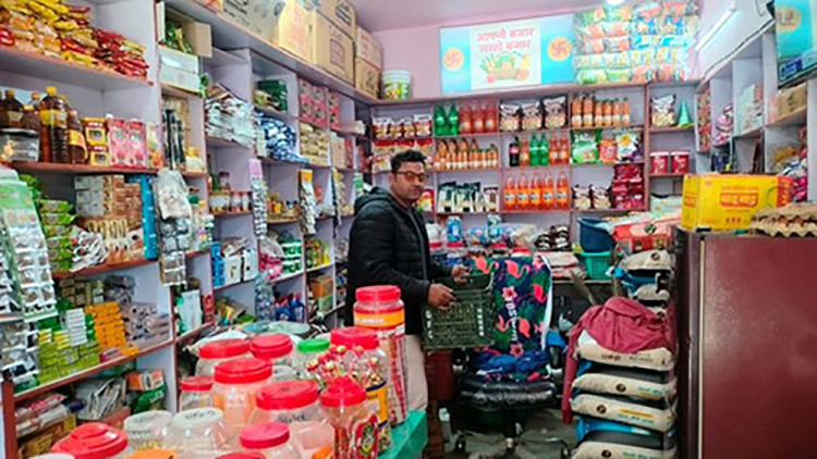 विदेशबाट फर्केर गाउँमै ‘सस्तोबजार’