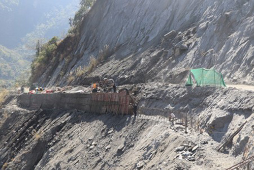 बेनी–जोमसोम सडकको म्याग्दीखण्डको सडकमा पहिरो रोकथाम योजना शुरु
