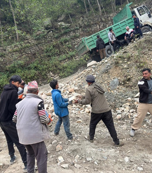 श्रमदानमार्फत पर्यटकीयस्थल जोड्ने सडक मर्मत गरिँदै