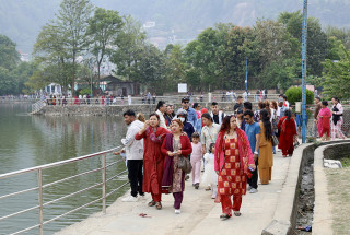 टौदह पोखरीमा पर्यटकको भिड