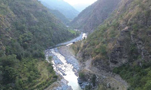 दिक्तेल–रेग्मीटार सडक : घर्तीभिरको चट्टान फुटाउन थालियो