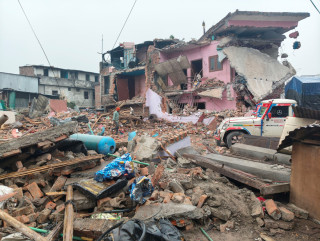 गैरीगाउँ क्षेत्रमा अतिक्रमण गरी निर्माण गरिएका सबै ठूला घर भत्काइयो