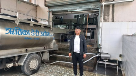 बुबाको पेसालाई पछ्याउँदै सफल डेरी उद्योगी बनेका योगेन्द्र