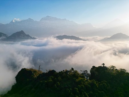 हिमाल र बादलको लुकामारी