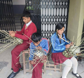 विद्यार्थीलाई चोयाका सामग्री बनाउने सीप प्रदान