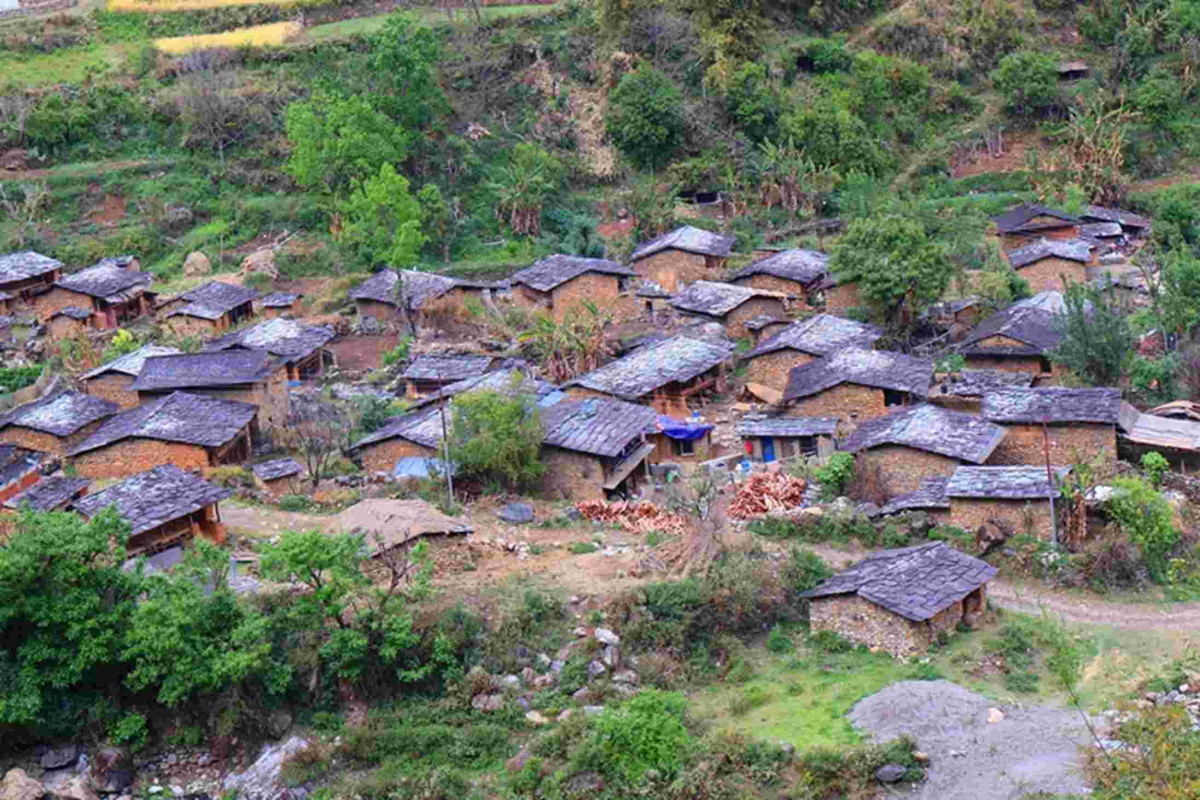 बुढाथोक घरबासः परम्परागत घरमा स्थानीय परिकार