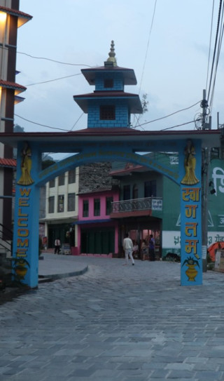 गलेश्वरको सडक स्तरोन्नतिः स्लेट ढुङ्गा बिछ्याइयो