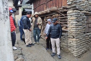 छपनी ढुङ्गा बिछ्याएर ढलको नाला ढलान