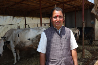 पशुपालनमा रमाइरहेका सापकोटा