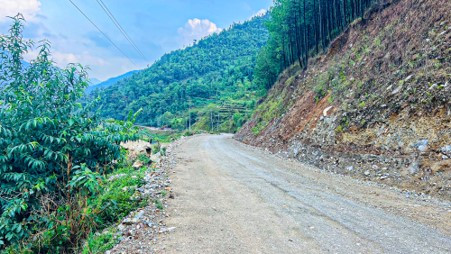 बुर्तिबाङ–फल्लेघर सडक खण्ड ग्राभेल