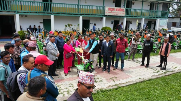 पौवादुङमामा तीन सय किसानलाई हातेट्याक्टर