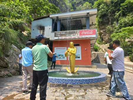 पर्यटकका आकर्षणमा ऐना पहरा