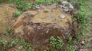 संरक्षणको पर्खाइमा हतुवागढीको ऐतिहासिक ‘फलाम ढुङ्गा’