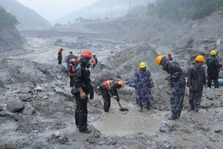 त्रिभुवन विश्वविद्यालयका पदाधिकारी तथा कर्मचारीले प्रधानमन्त्री दैवी प्रकोप उद्धार कोषमा रकम जम्मा गर्ने