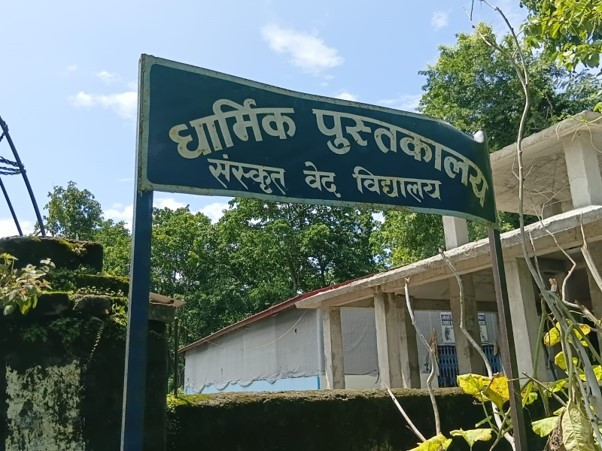 प्राचीन धर्मग्रन्थ सङ्कलन गर्दै धार्मिक पुस्तकालय