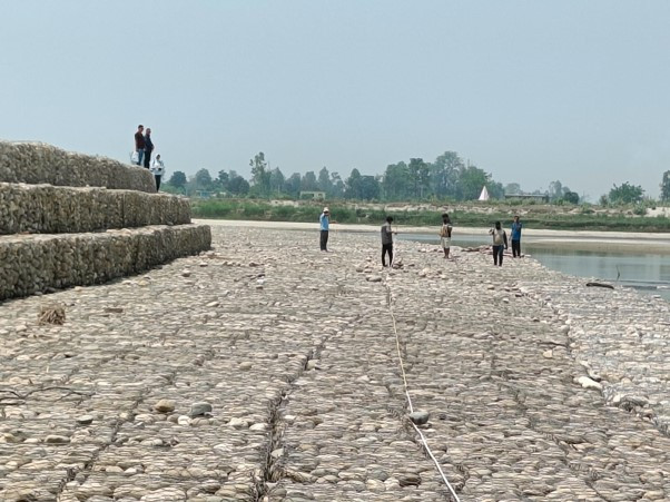 महाकाली नदीमा एक हजार दुई सय २० मिटर तटबन्ध निर्माण